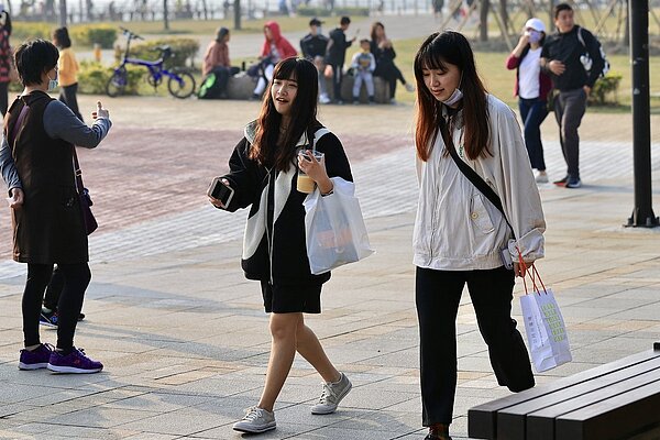 中部以北和東部仍然偏涼有局部短暫陣雨,不過白天東北風會逐漸減弱,預計下午開始雲量也會逐漸減少。圖/聯合報系資料照