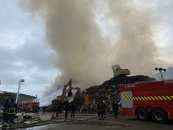 八里掩埋場從2月28日起發生火警後,仍在悶燒,初步研判是乾電池自燃引發火警。圖/新北環保局提供