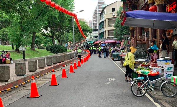 雙連帶狀公園改造工程預計今年6月底完工,後續進行水溝蓋工程後,再來納管周遭攤商。聯合報系資料照