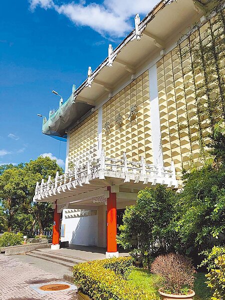 位在台灣大學內的鹿鳴堂(原僑光堂),在2018年以原名被登錄為歷史建築,不過近日台大完成修復再利用計畫,卻遭文資團體質疑,設計未符合當初登陸為文資的意涵。(摘自僑光堂記憶行動臉書粉專)