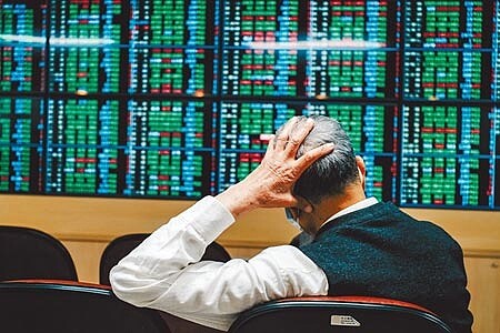 受美股大漲激勵,台股昨早盤大漲逾300點,卻於收盤翻黑,小跌6.9點,收在15946點,上攻「萬六」關卡無功而返。(本報資料照片)