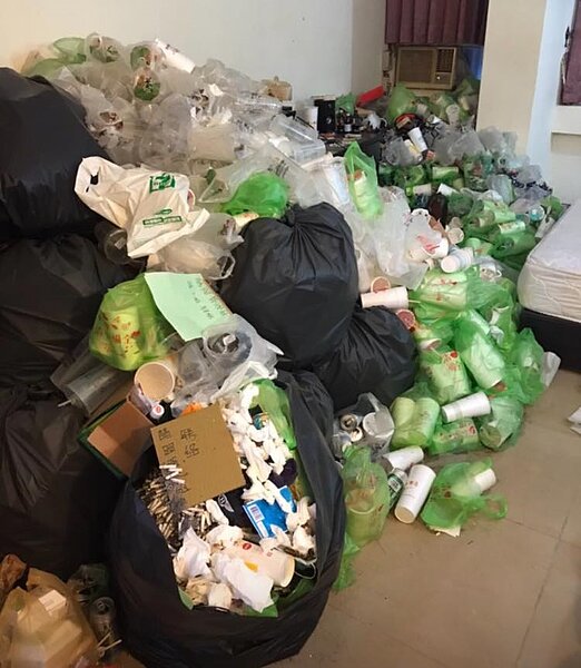 高雄一名房東抱怨遇到超沒品的房客，不僅拖欠租金，還把房間搞得像回收廠。圖／截自《爆怨公社》