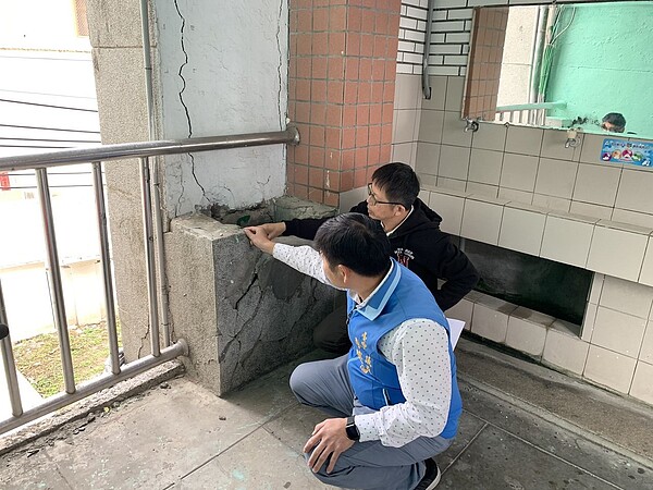 台中市議員李榮鴻議員爭取近300萬元施設組合屋應急,李榮鴻特助李文傑今天到現場會勘。圖/議員李榮鴻服務處提供