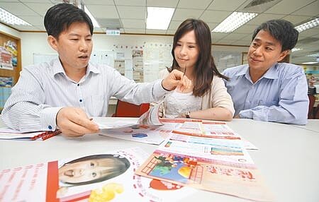 附保證投資型保單受停售效應,推升國壽等元月保單熱銷。圖為業務員介紹保單的畫面。圖∕本報資料照片