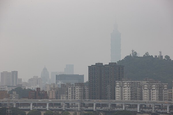 大氣雖漸回暖、但雲量偏多，氣溫回升幅度不大，各地白天舒適、早晚稍涼。中南部易有霧及空汙，金馬也容易起霧。聯合報系資料照