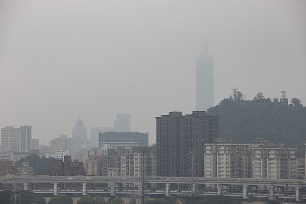 大氣雖漸回暖、但雲量偏多,氣溫回升幅度不大,各地白天舒適、早晚稍涼。中南部易有霧及空汙,金馬也容易起霧。聯合報系資料照