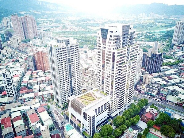 新店行政園區主體工程已完工,正在進行內部裝修,行政機關將於4月起陸續進駐。圖/新北城鄉局提供