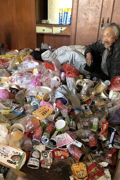 一名集集鎮和平里的獨居長者,竟能製造產生將近1噸的垃圾,集集鎮公所發動40多人花小時才清潔打掃完畢。南投新媳婦關懷協會提供