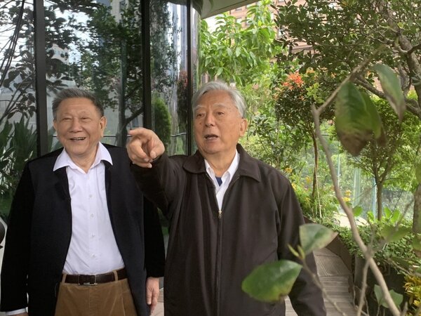 威京總部集團主席沈慶京（左）、黃大洲（右）。圖／業者提供