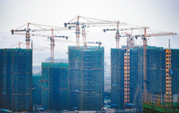 杭州加碼樓市調控，司法拍賣住房納入限購政策。圖為浙江杭州正在建設中的大樓。（中新社）