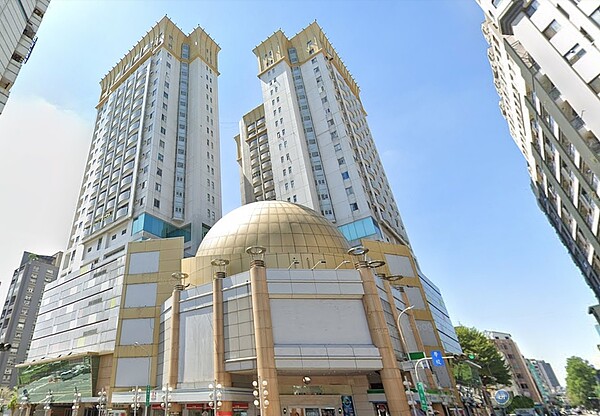 台中市大地球廣場是住商混合大樓,出入份子不算單純,觀察近半年實價揭露資訊,轉手全部獲利,至多已賺近多一倍的價差。圖/google map