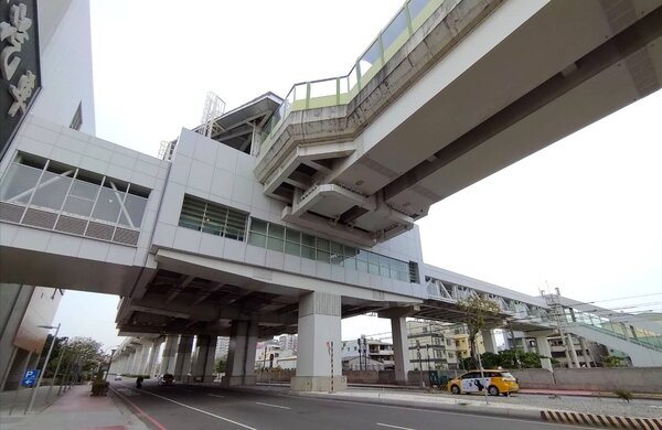 中捷宣布每日6時至21時開放九德站及烏日站連通天橋及非付費區。圖／台中市政府提供