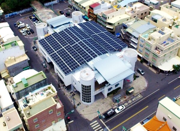 經發局於中興公有市場屋頂規劃太陽光電獲頒「2020年城市工程品質金質獎」。圖／高雄市政府提供