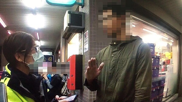 網路交友遭恐嚇,內湖警機警制止詐騙。圖/台北市政府提供