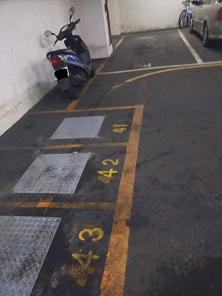 有民眾抱怨自家社區管委會竟私畫機車停車格。圖/翻攝自臉書《買房知識家》