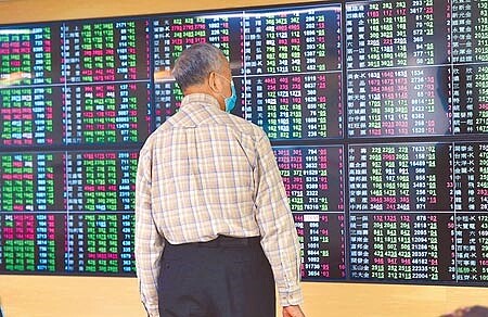 美國科技股持續下跌,晶圓雙雄ADR也下挫,拖累台股走勢,台股4日開低走低,盤中一度大跌370點,電子股成為殺盤標的。(劉宗龍攝)