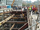 高雄豪宅建案意外　鋼筋如骨牌倒塌　1死1危3傷