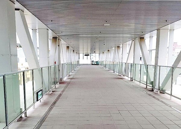 台中捷運公司即日起開放綠線烏日站、九德站天橋供民眾通行。(中捷公司提供/林欣儀台中傳真)