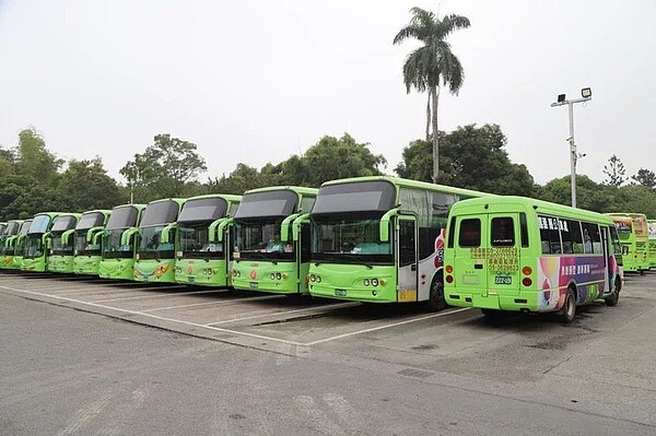 嘉義縣公車處是國內唯二公營客運業者，肩負義縣市公共交通輸運任務，圖為營運公車車隊。圖／嘉義縣府提供
