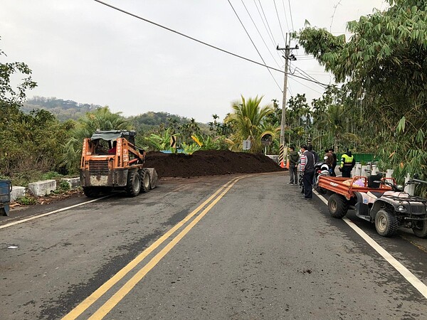 農民占用道路堆肥飄臭味事件層出不窮，集集鎮公所主動追緝並向環保局舉報開罰。圖／集集鎮公所提供