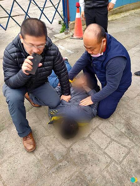 三峽分局員警經3日偵辦,於今日上午發現陳男蹤跡,在復興街展開圍捕行動,將犯嫌壓制在地。圖/新北市三峽分局提供