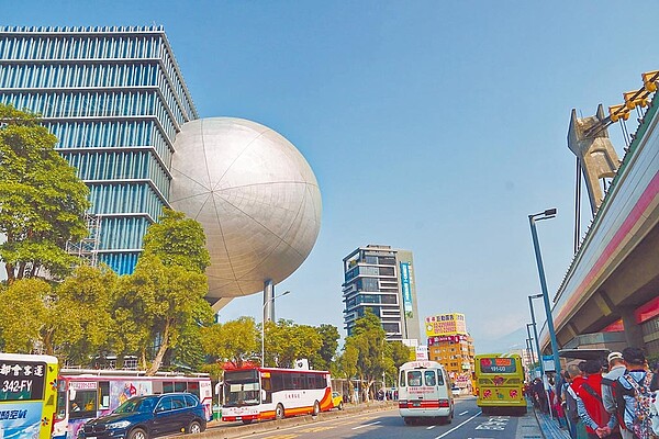 台北表演藝術中心的外型有如皮蛋豆腐,球體建築內部為鏡框式、可容納800人的中劇場。(台北表演藝術中心提供)