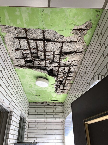 台南安平二期國宅有226戶鑑定為海砂屋,住戶每天擔心被天花板砸到而受傷,苦苦期盼重建路能別在卡卡。圖/台南市議員盧崑福提供