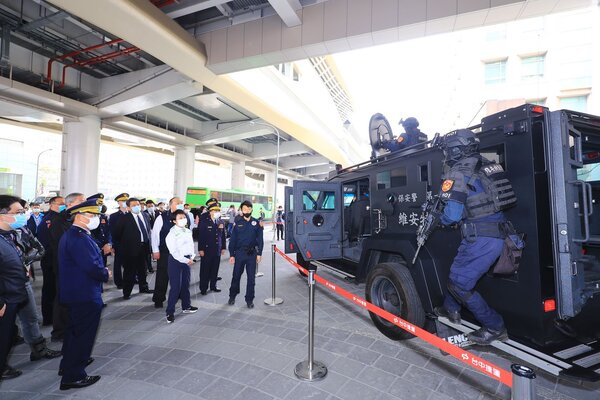 捷運站外停放警政署最新採購的Lenco Bearcat G2輪式裝甲車。圖／中捷提供