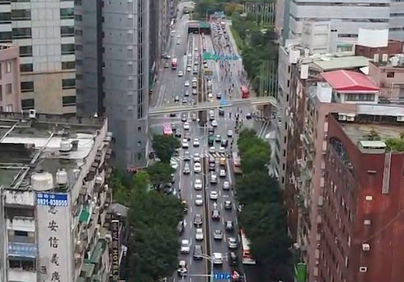 台北市2019年起推動「智慧號誌4年計畫」,內科、南軟及基隆路等周邊主路口設置AI感測號誌,只要車流大,路口會延長綠燈秒數。圖/台北市交通局交工處提供
