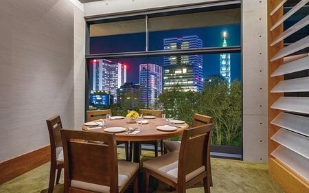 華燈初上時,用餐可遠眺台北101璀璨景致。圖∕誠品行旅