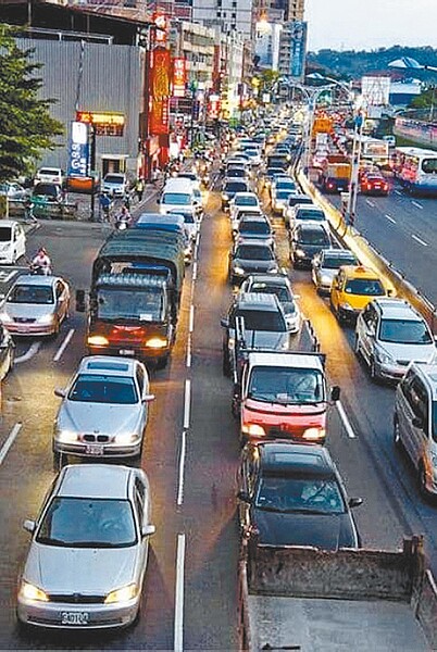 台2線每逢尖峰時刻都塞到爆,淡水人疾呼需要淡北道路。(新北市交通局提供/葉德正新北傳真)