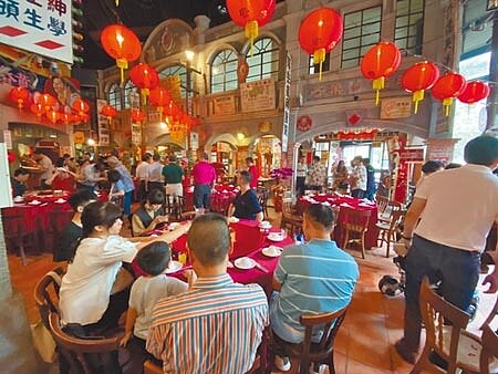 
台經院公布1月製造業景氣概況出現黃紅燈；商研院則表示，台灣商業服務業正處於「大翻轉」之中。圖為30年懷舊餐廳香蕉新樂園在熄燈後，由新團隊接手重新開幕，人潮回流。（馮惠宜攝）
