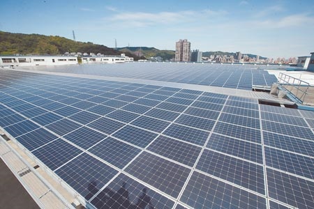 為了不讓綠電目標跳票，16個中央部會本月起在22縣市進行太陽光電「中央機關屋頂聯合標租」。圖／中時資料照
