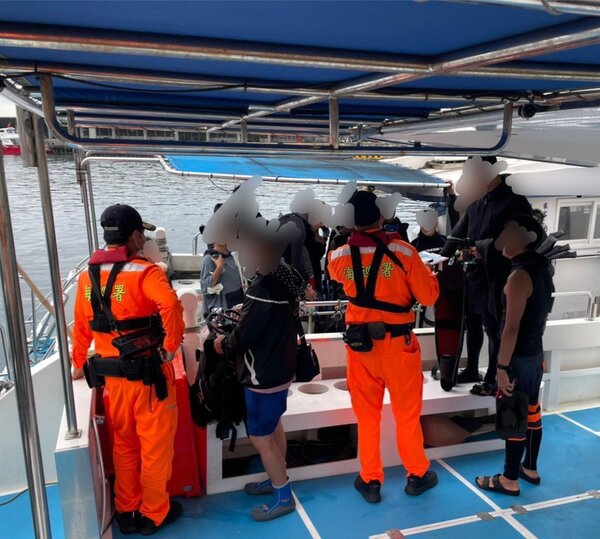 海巡署綠島安檢人員對遊客進行賞鯨宣導，提醒勿以身試法。圖／海保署提供