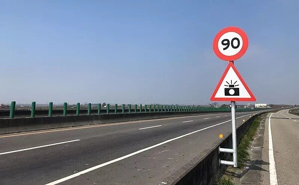 西濱快速公路嘉義縣路段,實施移動式測速照相取締起點上方處,設有測速取締標誌「警52」及速限標誌,警告車輛駕駛人。圖/警方提供