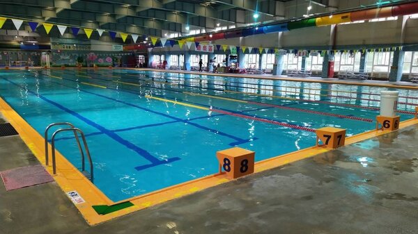 南寮游泳池因應新竹地區旱情，下周一起將停止開放。圖／市府提供