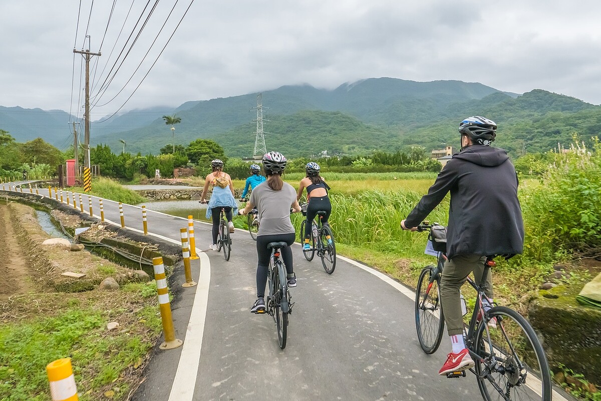 台北市政府想推單車車牌,納管自行車。圖為民眾騎單車暢遊北海岸自行車道田園支線。記者張睿廷攝影/報系資料照