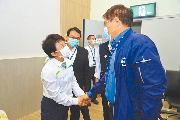 中捷故障報告改善方案審查通過,台中市長盧秀燕(左1)到場致意。(台中市交通局提供/陳淑芬台中傳真)