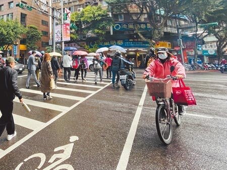 台北市自行車交通事故及受傷人數逐年攀升，有議員建議市府應比照汽機車要求單車懸掛車牌管理。（吳康瑋攝）