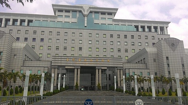 謝姓男板模工人擁槍自重,涉嫌持有改造槍彈被警方攔檢查獲法辦,台南地院依違反槍砲罪,判處徒刑2年8月,併科罰金5萬元,案可上訴。圖/聯合報系資料照