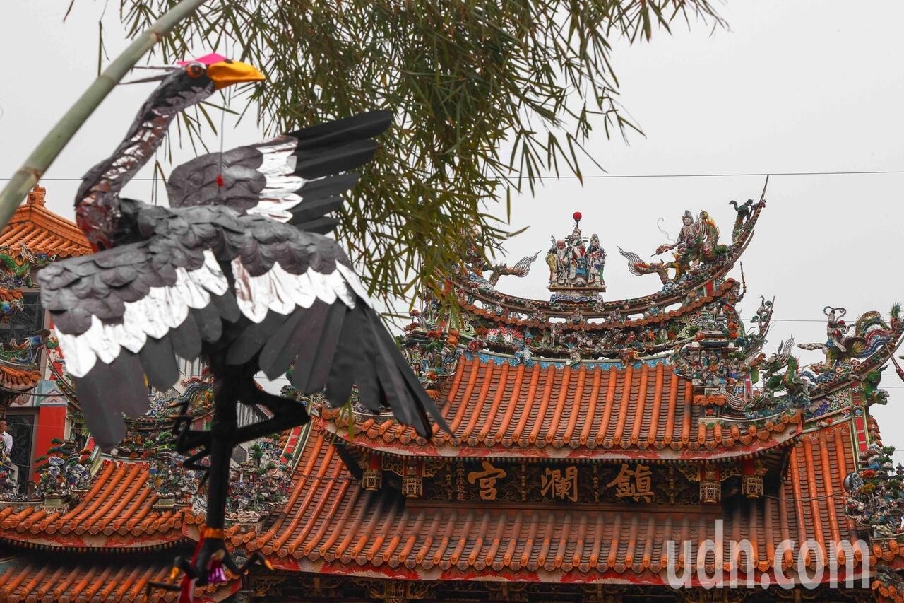 大甲鎮瀾宮今天舉辦祈雨祭典，不料儀式進行到一半，原本高掛著的商羊疑因紅線突然斷裂，應聲墜地。圖／聯合資料照