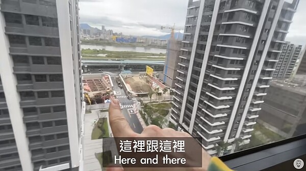 因為窗外正在興建大樓,讓酷決定放棄還不錯的租屋物件。圖/擷取自《Ku's dream酷的夢-》頻道