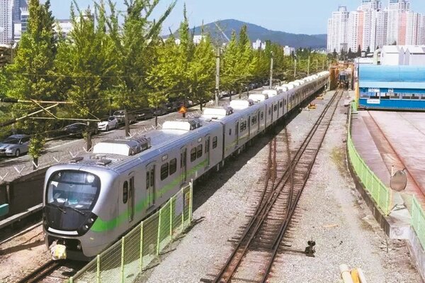 EMU900型通勤電聯車被外界喻為「史上最美區間車」。圖／台鐵局提供
