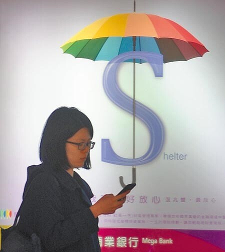 購屋申請房屋貸款,許多銀行廣告標榜房貸利率1.31%的優惠貸款,公股行庫主管表示「廣告術語、看看就好」,因為9成以上貸款人不具備醫師、會計師、律師「五師」等資格,也不見得有年薪百萬資格,「且」準備入住台北大安區、信義區等精華地段,更直白地說,對多數貸款人來說,房貸利率1.31%是看得到、吃不到。(本報資料照片)