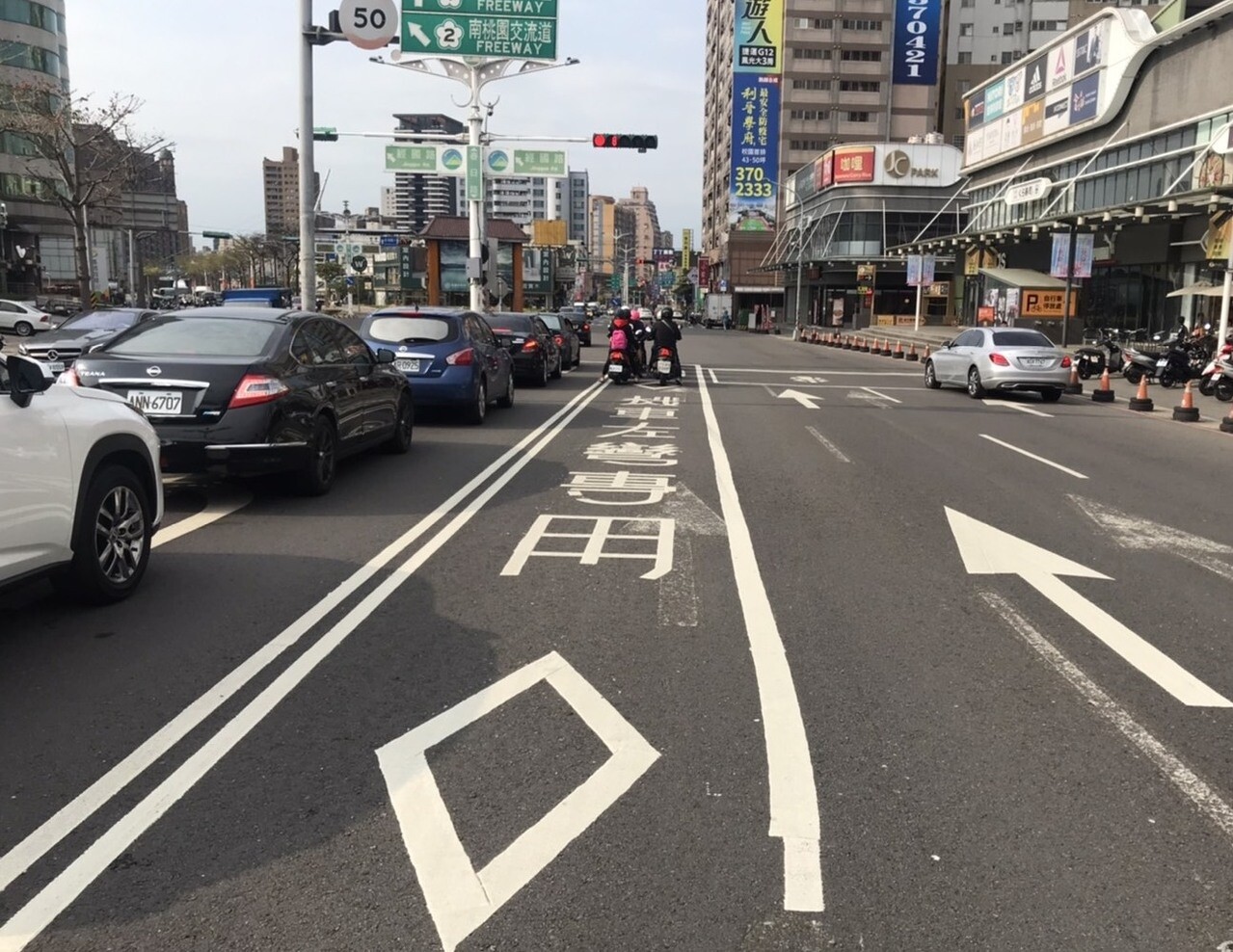 桃園市春日路中間的超短機車左轉專用道,市民反應兩極,不過一致認為對路況不熟悉的外地人來說,設計相當不友善。記者陳夢茹/攝影