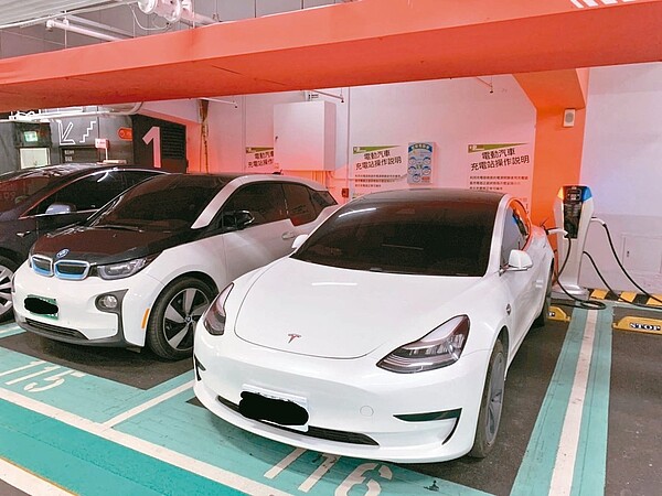 電動車愈來愈普及,但車主若想在停車位裝充電樁,得先過社區管委會這關,有社區管委會就要求裝車主要簽保證書。 圖╱讀者提供、記者張睿廷攝影