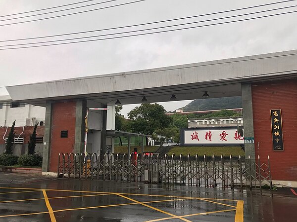 五股憲兵訓練中心過度修剪營區樹木遭開罰25萬。圖/新北市景觀處提供