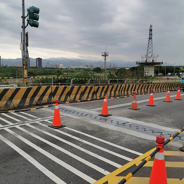 重新堤外便道塔寮坑2號橋伸縮縫更新工程完工,3月9日恢復雙向通行。圖/新北市政府提供