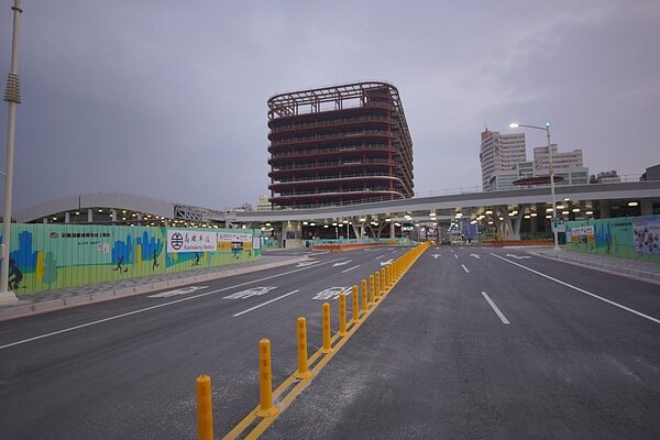 中博高架橋引道拆除完工,臨時站西路開放通車。圖/高雄市政府提供