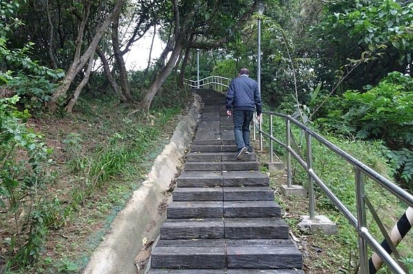 詹里長帶我們走上近期建置好的步道,設計安全、坡緩不急。